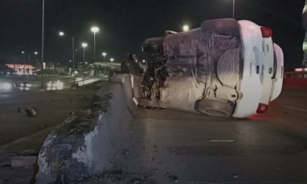 Saltillo: Ebrio se estrella contra un puente y termina en el hospital tras volcadura