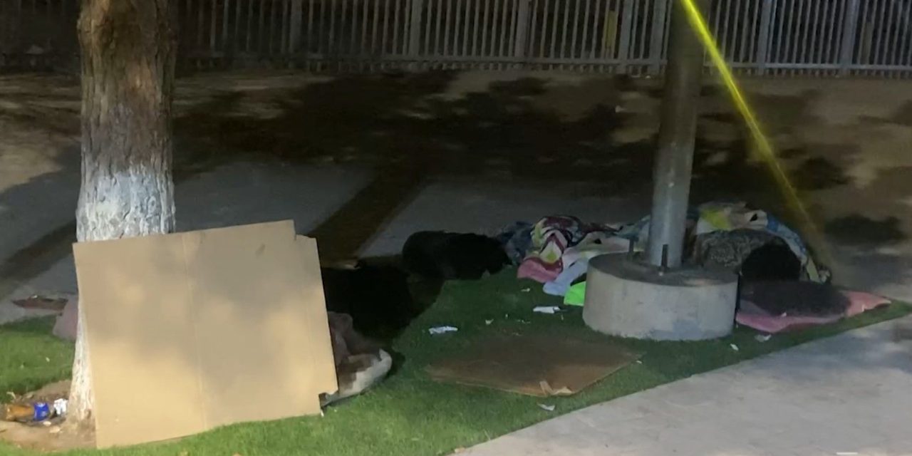 Amanecen a la intemperie familiares de pacientes del Hospital General