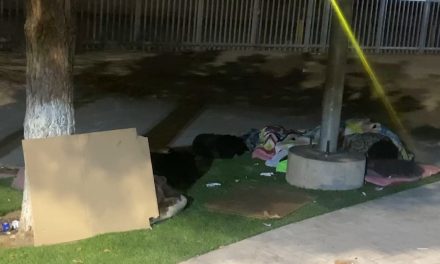 Amanecen a la intemperie familiares de pacientes del Hospital General
