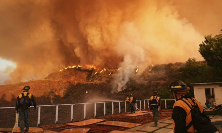 Los Ángeles en alerta máxima por vientos y riesgo de nuevos incendios