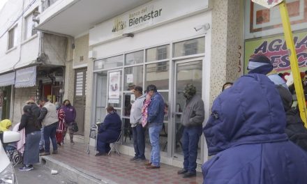 A pesar de las bajas temperaturas los adultos mayores acuden a cobrar su pensión en Saltillo