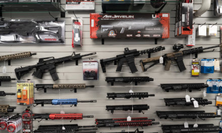 Jueza de EE.UU. rechaza suspender demanda de México contra vendedores de armas