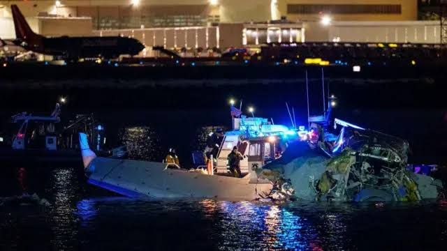 Difunden audios de torre de control tras colisión aérea en Washington