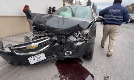 Automovilista sale de un fraccionamiento sin precaución y provoca accidente en Saltillo