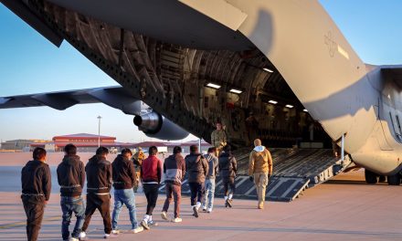 Donald Trump inicia deportaciones masivas en su segundo mandato: aviones militares trasladan a migrantes esposados