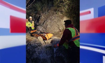 Bomberos de Saltillo salvan a una mujer lesionada en la sierra de Zapalinamé