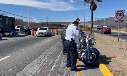 Caen de motocicleta en filtro de seguridad