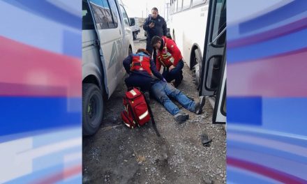 Camión cae sobre el chofer en Saltillo… le reparaba uno de los neumáticos