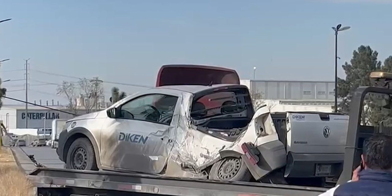 Camioneta destruida y automóvil dañado por caída de rollos de acero