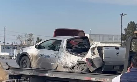 Camioneta destruida y automóvil dañado por caída de rollos de acero