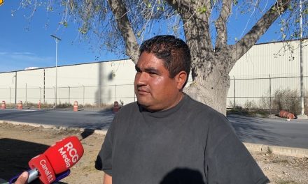 Saltillo: Carlos viaja diariamente desde Parras comercializando dulces y campechanas