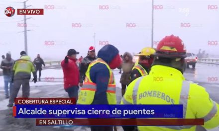 Cierran puentes vehiculares de Saltillo por hielo en la ciudad