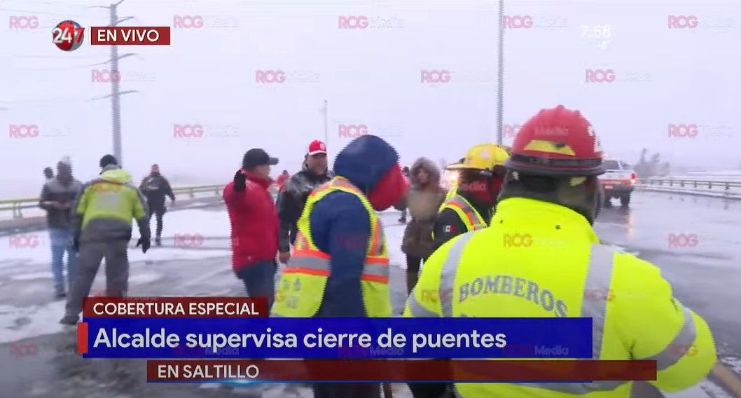 Cierran puentes vehiculares de Saltillo por hielo en la ciudad