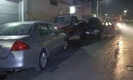 Saltillo: Coches estacionados sufren por ebrio… perdió el control y le pegó a tres muebles