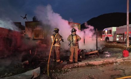 Combate bomberos incendio de vivienda en Ramos Arizpe