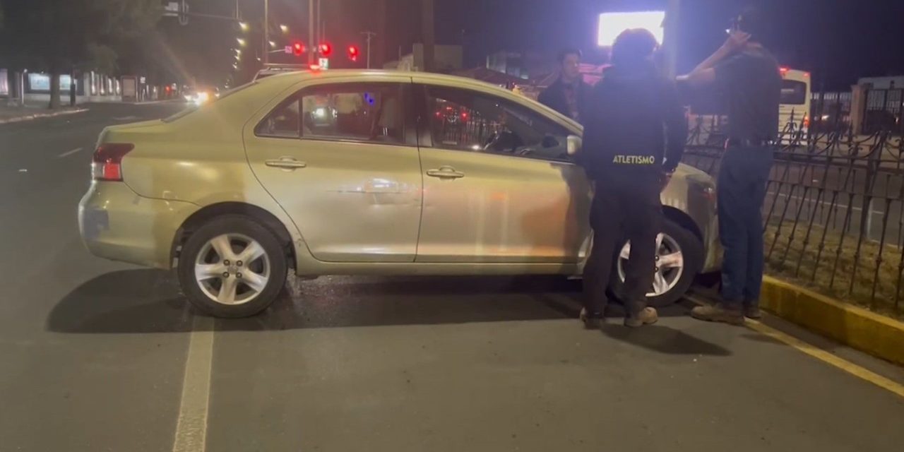 Conductor pierde el control y derriba barandal en el boulevard Carranza