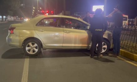 Conductor pierde el control y derriba barandal en el boulevard Carranza