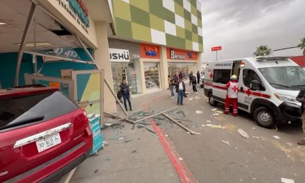 Conductor se mete a un negocio con todo y su camioneta en Mi Plaza Mirasierra