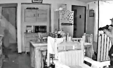 Video sorprende a hombres armados disparar e ingresar a una vivienda en Cuernavaca