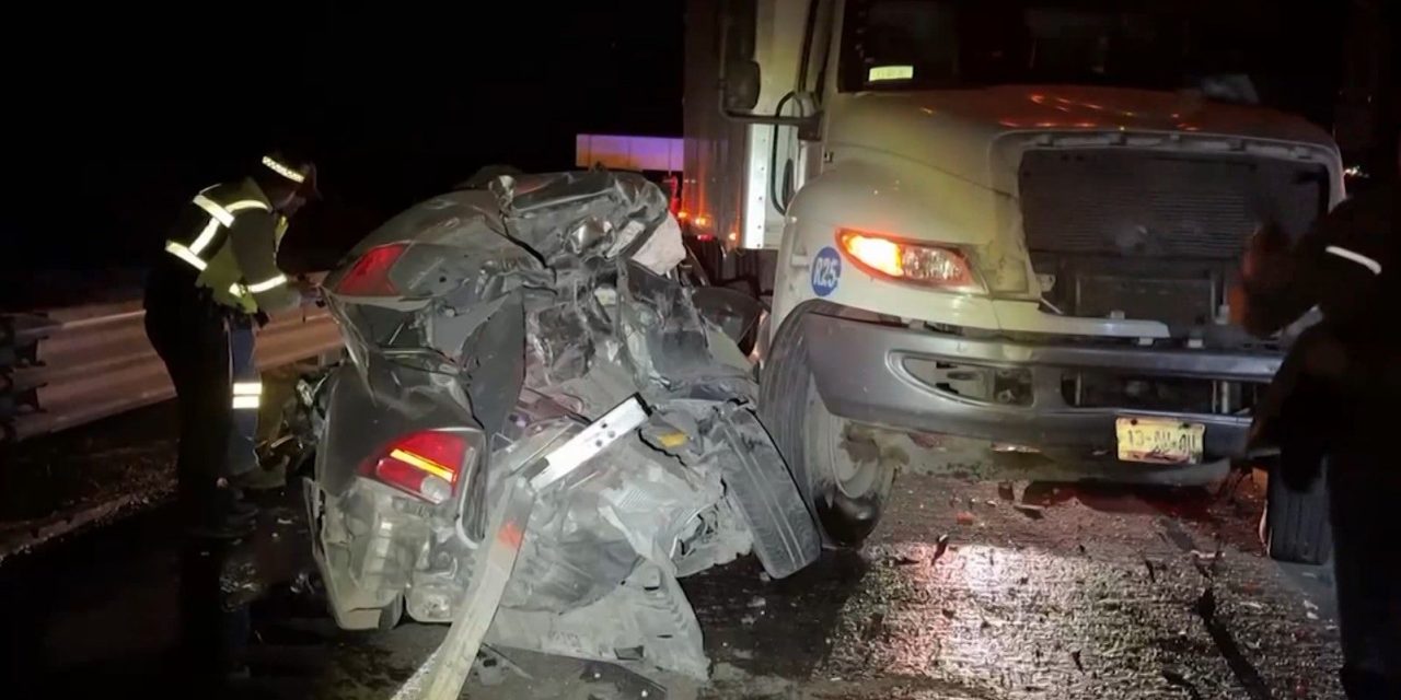 Auto queda destruido tras choque en el libramiento Norponiente