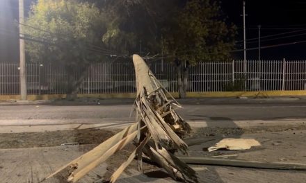 Derriba poste y se da a la fuga en Saltillo