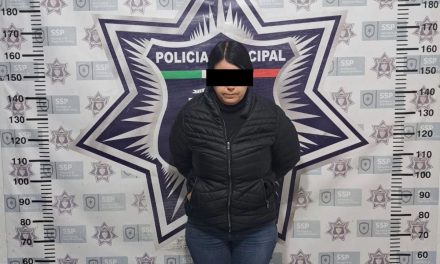 Detienen a conductora por huir para evitar multa