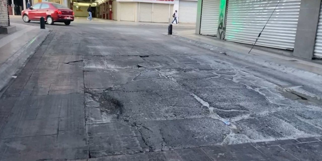 Deteriorada la calle Manuel Acuña; presenta baches y hundimientos