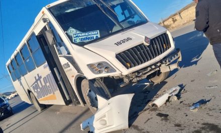 Ebrio choca de frente con transporte en Ramos Arizpe