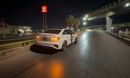 Satillo: Ebrio choca en el Distribuidor Vial de V. Carranza y abandona su coche