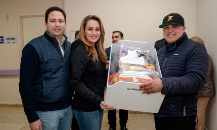 El alcalde Javier Diaz y su esposa visitaron a los primeros bebes nacidos en este 2025