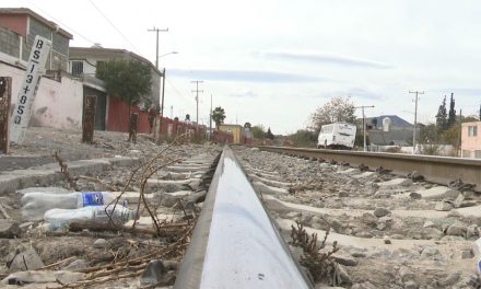 El paso del tren es un martirio para colonos del sur de Saltillo