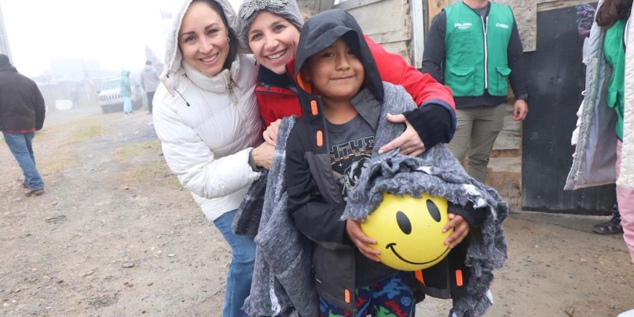 En equipo, sociedad y gobierno llevan abrigo a zonas vulnerables