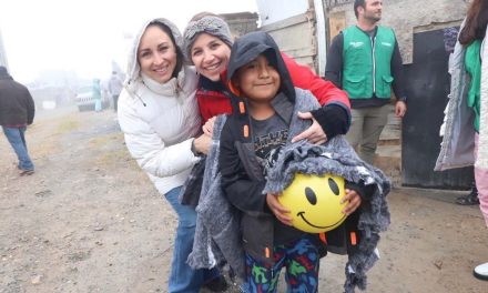 En equipo, sociedad y gobierno llevan abrigo a zonas vulnerables