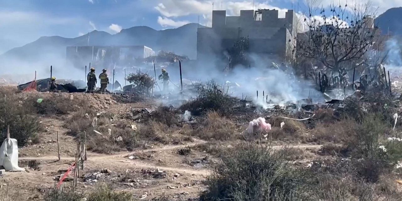 Fuerte incendio en la María de León consume tres tejabanes