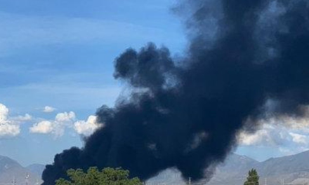 Incendio en recicladora abandonada genera fumarola visible en todo Saltillo