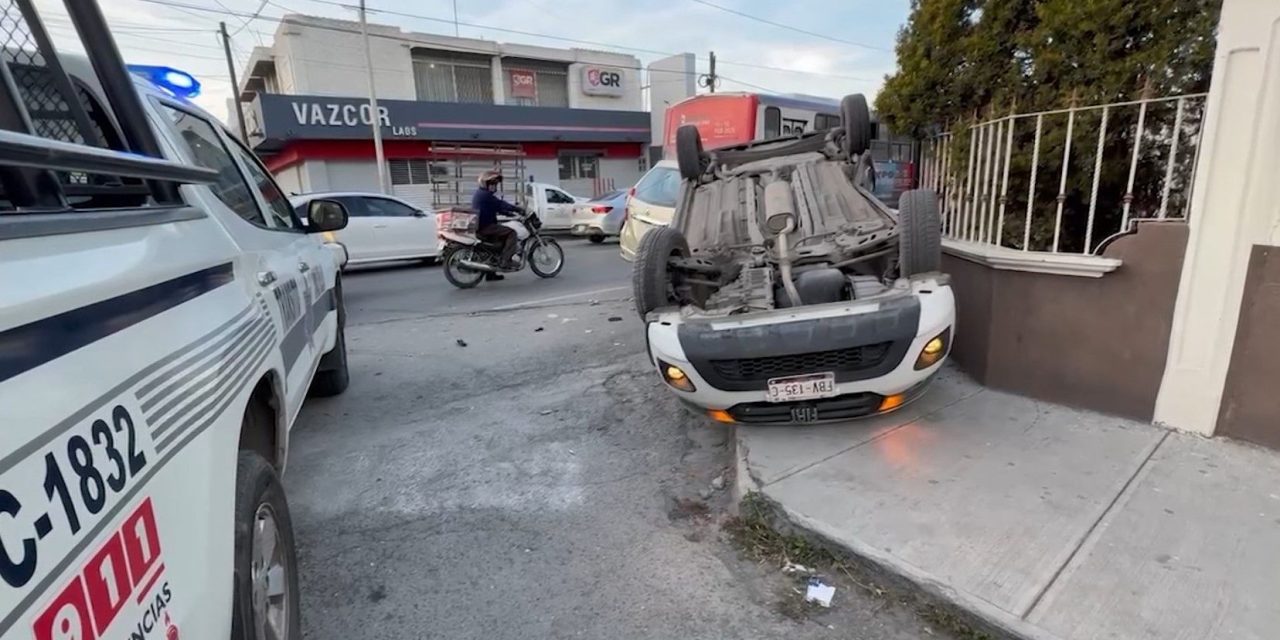 Conductor ignora alto y lo hacen volcar en Saltillo
