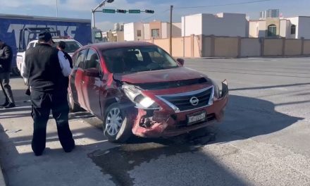 Imprudencia de conductor lo lleva a dañar dos vehículos en boulevard Musa de León