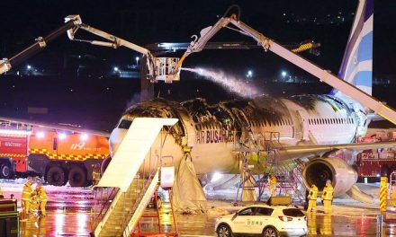 Avión se incendia en aeropuerto en Corea del Sur con 170 pasajeros