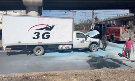 Incendio de camión en Saltillo deja daños materiales