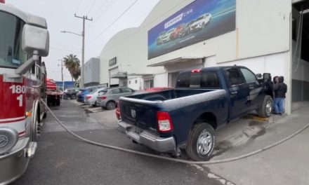 Incendio en agencia de autos en Saltillo deja dos afectados por intoxicación