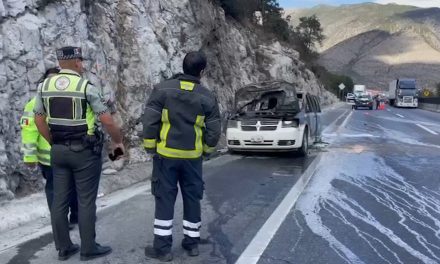 Incendio consumió una camioneta en el tramo “Los Chorros” en Arteaga