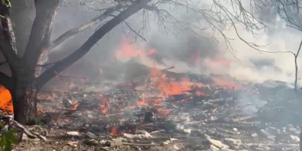 Incendio en terreno baldío genera densa fumarola en los Ramones