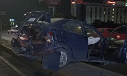 Mujer invade carril y provoca encontronazo en pleno V. Carranza