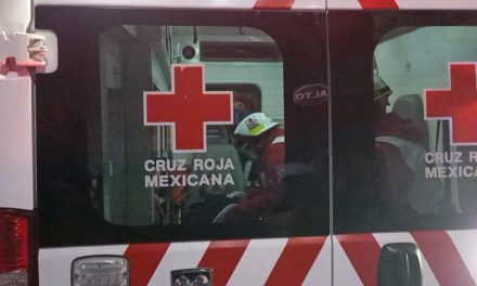 Joven termina lesionado al ser embestido por un taxi en Saltillo