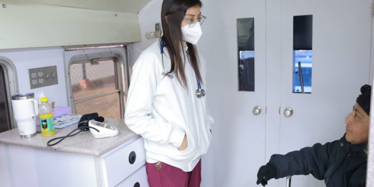 Llega camión de la Salud al sur de Saltillo