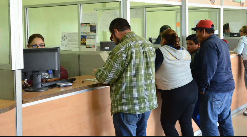 Forman grandes filas para el pago de los derechos de control vehicular