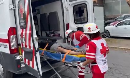 Motociclista sufre lesiones tras chocar con un automóvil en avenida Universidad