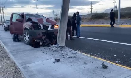 Mujer ilesa tras chocar contra poste en el libramiento Oscar Flores Tapia