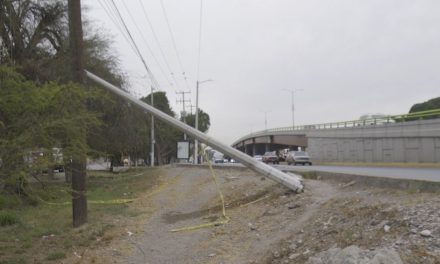 Negligencia total de la CFE en Saltillo… no retiran poste a punto de caer