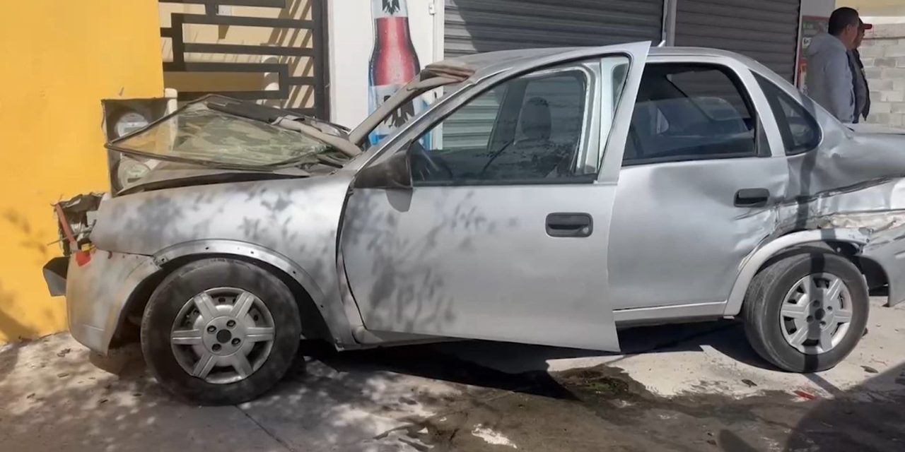 Pierde el control y se estrella contra domicilio en Saltillo